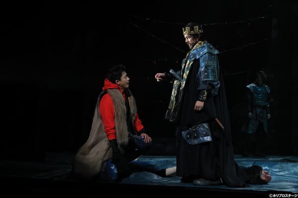 シェイクスピア・シリーズ『ジョン王』開幕　小栗旬・吉田鋼太郎コメント＆舞台写真が到着