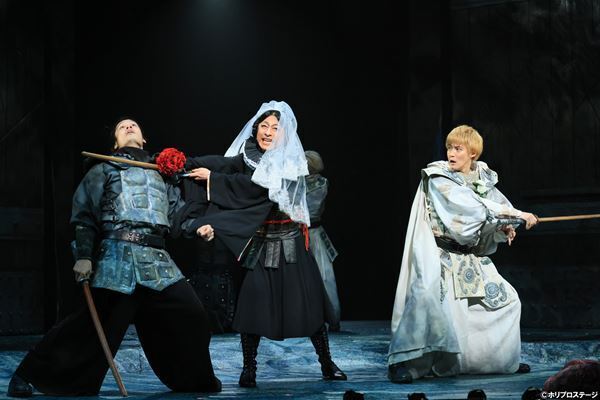 シェイクスピア・シリーズ『ジョン王』開幕　小栗旬・吉田鋼太郎コメント＆舞台写真が到着