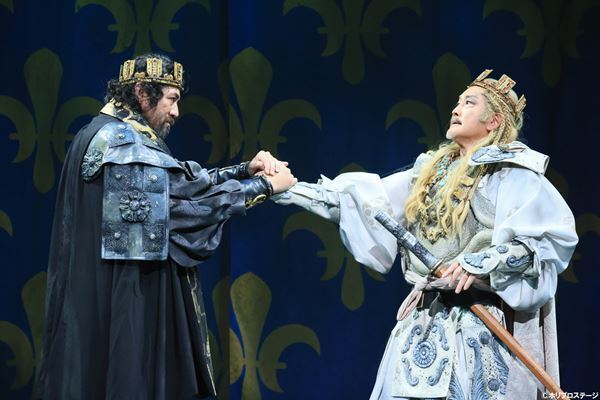 シェイクスピア・シリーズ『ジョン王』開幕　小栗旬・吉田鋼太郎コメント＆舞台写真が到着