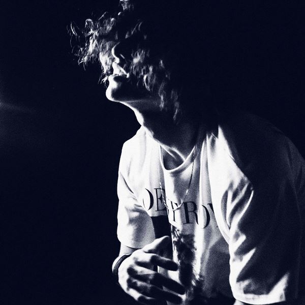 RQNY、フリーライブで披露した新曲「火遊び」配信スタート