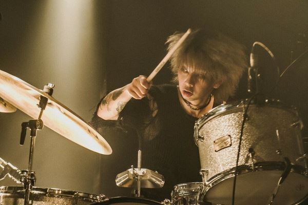 【野音ワンマン直前企画】SIX LOUNGEがフラカンに惹かれる理由。「何回ライブを観ても、鳥肌立つし。言葉のパワーがすごい」