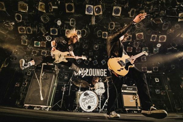 【野音ワンマン直前企画】SIX LOUNGEがフラカンに惹かれる理由。「何回ライブを観ても、鳥肌立つし。言葉のパワーがすごい」