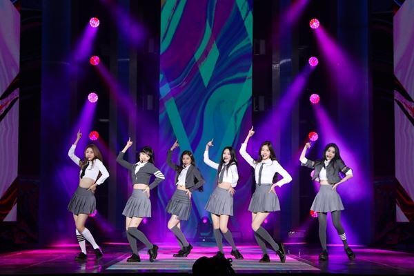 LE SSERAFIM、デビューアルバム『FEARLESS』発売記念ショーケース開催「夢見てきた場所に立つことができて幸せ」