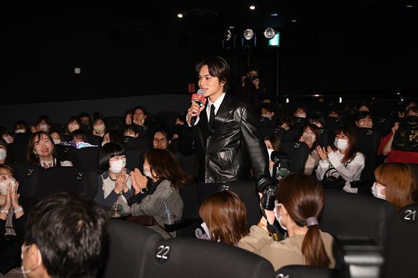 北村匠海が客席からサプライズ登壇！　映画『東リベ2』大ヒット舞台挨拶レポート