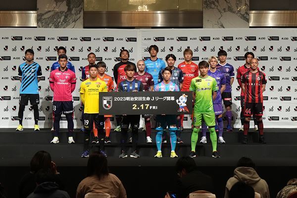 祝30周年！ 記念すべき開幕戦を前に、J1全18チームの監督＆選手がズラリ!!