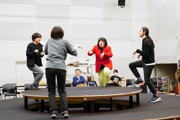 長塚圭史ら『モグラが三千あつまって』稽古場に、新国立劇場バレエ団プリンシパル・米沢唯が潜入