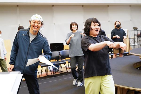 長塚圭史ら『モグラが三千あつまって』稽古場に、新国立劇場バレエ団プリンシパル・米沢唯が潜入