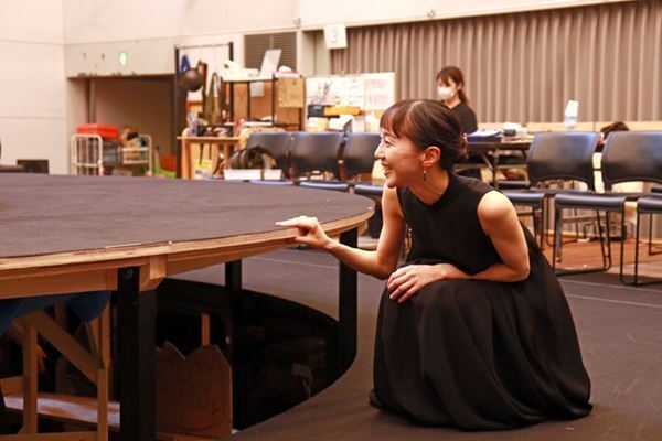 長塚圭史ら『モグラが三千あつまって』稽古場に、新国立劇場バレエ団プリンシパル・米沢唯が潜入