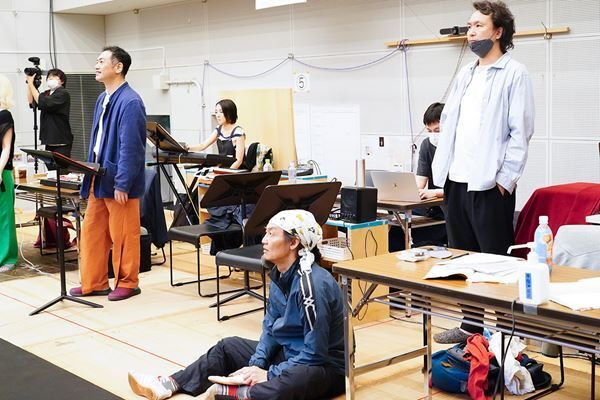 長塚圭史ら『モグラが三千あつまって』稽古場に、新国立劇場バレエ団プリンシパル・米沢唯が潜入