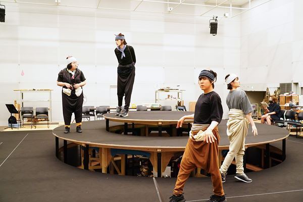 長塚圭史ら『モグラが三千あつまって』稽古場に、新国立劇場バレエ団プリンシパル・米沢唯が潜入