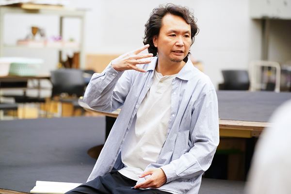 長塚圭史ら『モグラが三千あつまって』稽古場に、新国立劇場バレエ団プリンシパル・米沢唯が潜入