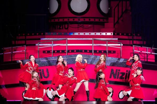 NiziU、女性アーティスト史上最速の東京ドーム初公演　新曲「Blue Moon」を初パフォーマンス