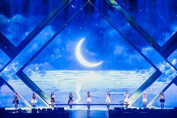 NiziU、女性アーティスト史上最速の東京ドーム初公演　新曲「Blue Moon」を初パフォーマンス