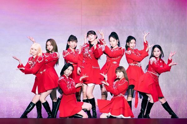 NiziU、女性アーティスト史上最速の東京ドーム初公演　新曲「Blue Moon」を初パフォーマンス