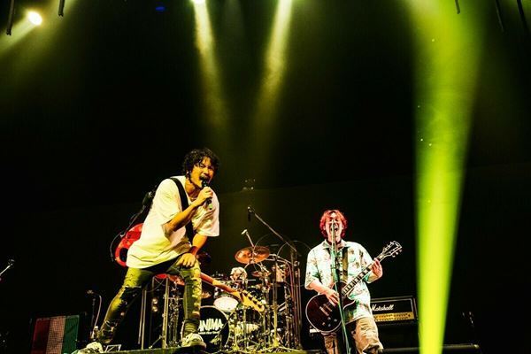 【オフィシャルレポート】MONGOL800×WANIMAが対バンツアー完走「ワニパチと一緒にあそびーましょー！」