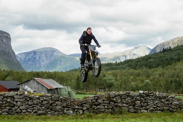 『ミッション：インポッシブル』危険なスタントの舞台裏エピソードと未公開写真を公開