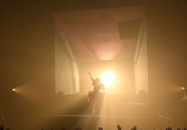 YUKI、シアトリカルな演出で魅せたホールツアー“Terminal G”完走「私は幸せ者です」