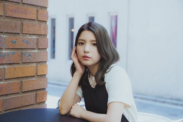 稽古するたび魅力に気づく『君しか見えないよ』岩崎う大（かもめんたる）×川島海荷インタビュー