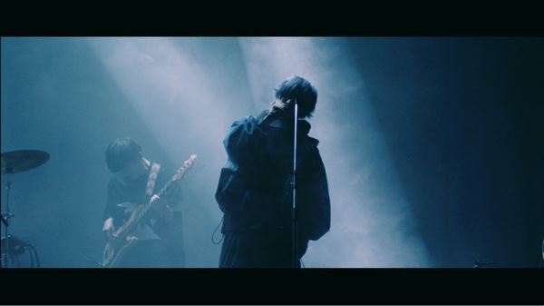 Eve、MV1億再生突破の「ドラマツルギー」撮り下ろしライブ映像公開