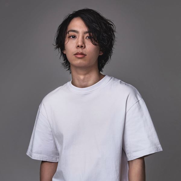 川崎鷹也「愛の灯」MVで門脇康平と初タッグ、実写とアニメが融合したストーリー仕立ての作品に