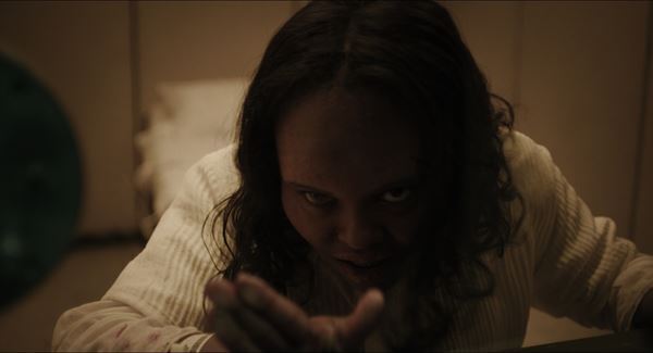 少女に憑りついた悪魔がガラス越しに襲いかかる！『エクソシスト 信じる者』本編映像公開