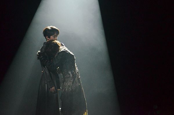 救うべきは全人類か愛する人か!? 玉城裕規×菊池修司W主演の舞台『HELI-X Ⅲ』観劇レポート