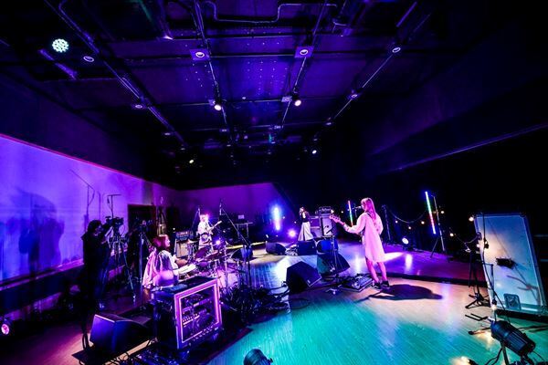 SCANDAL、アルバム『MIRROR』CD購入者向けスタジオライブで話題の新曲「愛にならなかったのさ」披露