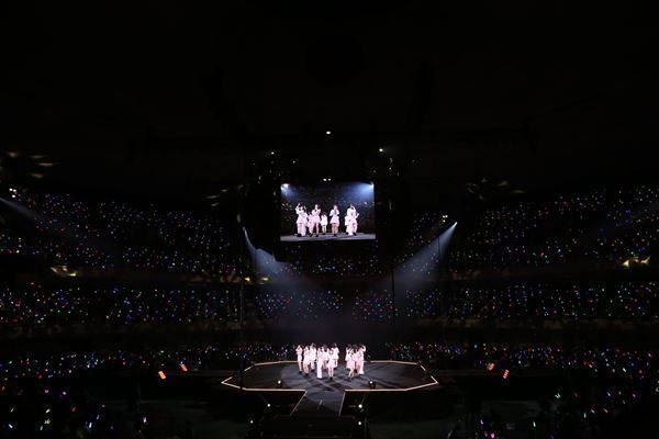 つばきファクトリー、初の武道館単独ライブを新メンバー含む12人体制で開催「またひとつ前に進めた」