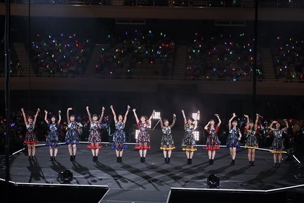 つばきファクトリー、初の武道館単独ライブを新メンバー含む12人体制で開催「またひとつ前に進めた」