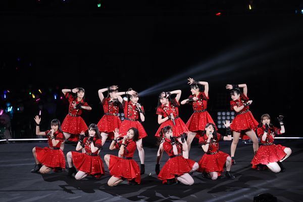 つばきファクトリー、初の武道館単独ライブを新メンバー含む12人体制で開催「またひとつ前に進めた」