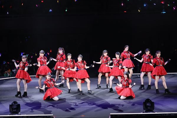 つばきファクトリー、初の武道館単独ライブを新メンバー含む12人体制で開催「またひとつ前に進めた」