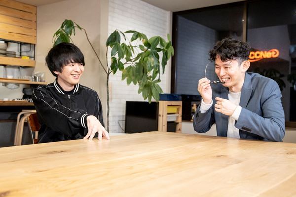 オンラインライブ『音楽と行こう』配信に向けてユニゾン斎藤宏介×芦沢ムネトの対談インタビュー公開