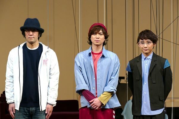 舞台『粛々と運針』初日取材会より左から、ウォーリー木下（演出）、加藤シゲアキ、須賀健太