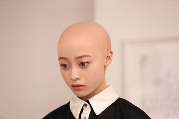 橋本環奈が世界一美しいおじぞう様に⁉　映画『ブラックナイトパレード』で初スキンヘッド姿に挑戦