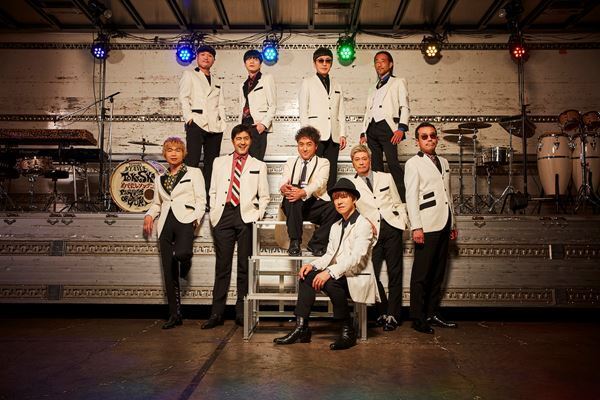 スカパラ×ムロツヨシ「めでたしソング」MVプレミア公開　トラックの中で派手にパフォーマンス