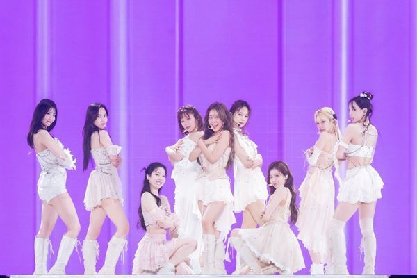 TWICE、初のスタジアム公演に4日間で22万人が熱狂　追加公演の開催を発表【レポート】