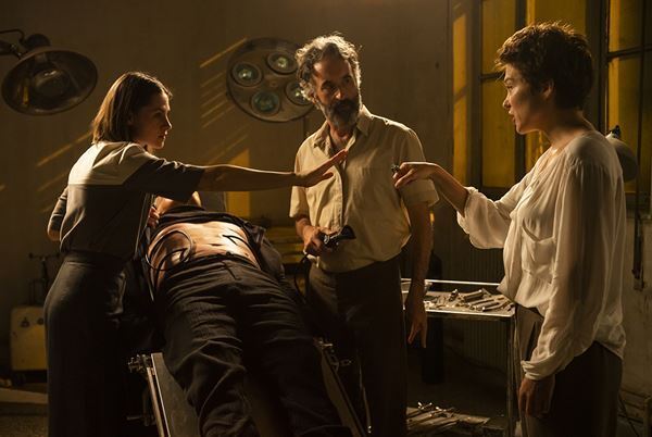 ヴィゴ・モーテンセンの内部に新たな臓器が　デヴィッド・クローネンバーグ監督最新作『クライムズ・オブ・ザ・フューチャー』本編映像公開