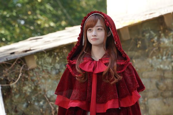 橋本環奈が童話の世界で起きる事件を解決　Netflix映画『赤ずきん、旅の途中で死体と出会う。』ティザー映像公開