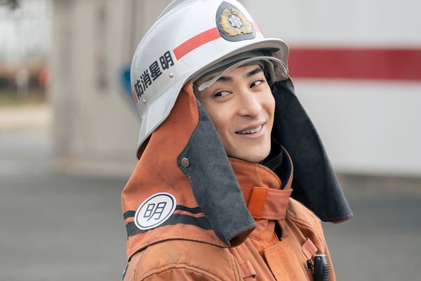 古川雄大「笑いの絶えない温かい現場だった」　岩本照（Snow Man）×生見愛瑠『モエカレはオレンジ色』場面写真公開