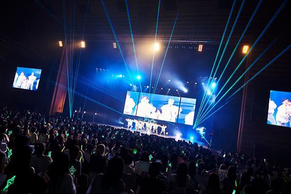 FANTASY BOYS、初の日本コンサートに8,000人が熱狂「愛してくださってありがとうございます」【レポート】