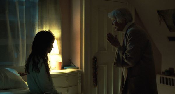 エレン・バースティンが悪魔憑きの少女と50年ぶりに再会 『エクソシスト 信じる者』本編映像公開