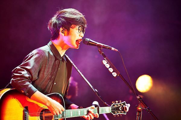 【ライブレポート】川崎鷹也、名曲「魔法の絨毯」などバンド編成で披露「誇りを持って歌い続けたい」