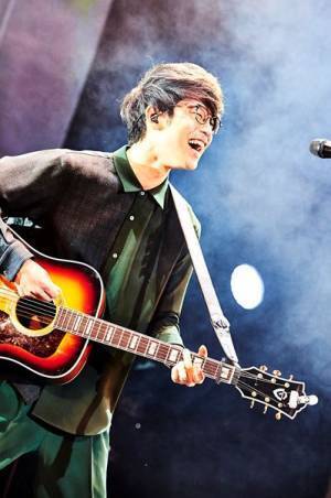 【ライブレポート】川崎鷹也、名曲「魔法の絨毯」などバンド編成で披露「誇りを持って歌い続けたい」