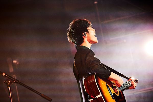 【ライブレポート】川崎鷹也、名曲「魔法の絨毯」などバンド編成で披露「誇りを持って歌い続けたい」