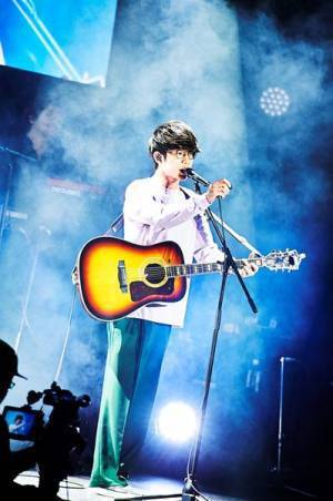 【ライブレポート】川崎鷹也、名曲「魔法の絨毯」などバンド編成で披露「誇りを持って歌い続けたい」
