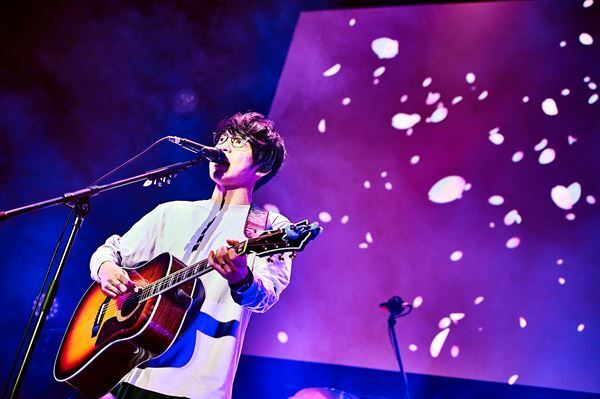 【ライブレポート】川崎鷹也、名曲「魔法の絨毯」などバンド編成で披露「誇りを持って歌い続けたい」