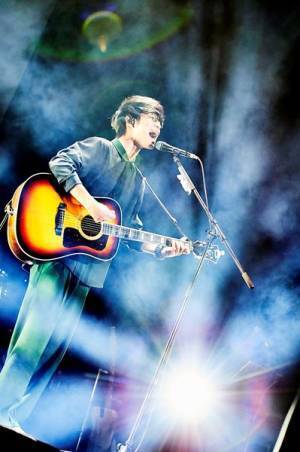 【ライブレポート】川崎鷹也、名曲「魔法の絨毯」などバンド編成で披露「誇りを持って歌い続けたい」