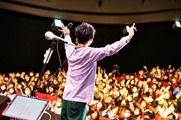 【ライブレポート】川崎鷹也、名曲「魔法の絨毯」などバンド編成で披露「誇りを持って歌い続けたい」