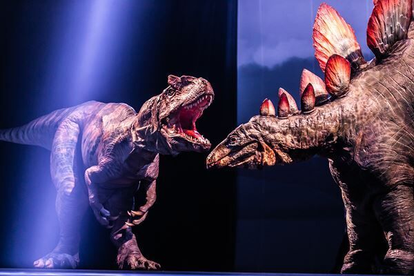 恐竜が目の前で動き回り、吠え、咬みつき、バトルする！ 大興奮のエデュテインメントショーが全国巡回中！