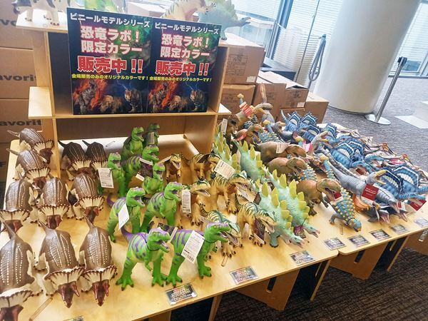 恐竜が目の前で動き回り、吠え、咬みつき、バトルする！ 大興奮のエデュテインメントショーが全国巡回中！